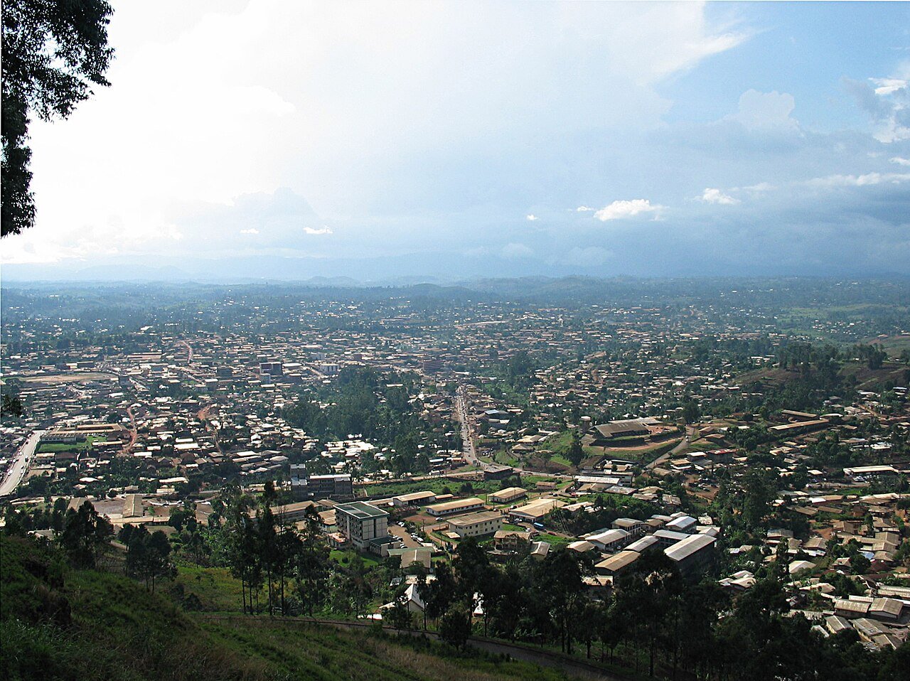 Bamenda, nel Nordovest anglofono del Camerun: veduta dalla strada di montagna.