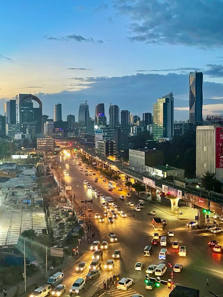 Piazza Meskel e il profilo urbano di Addis Abeba.
