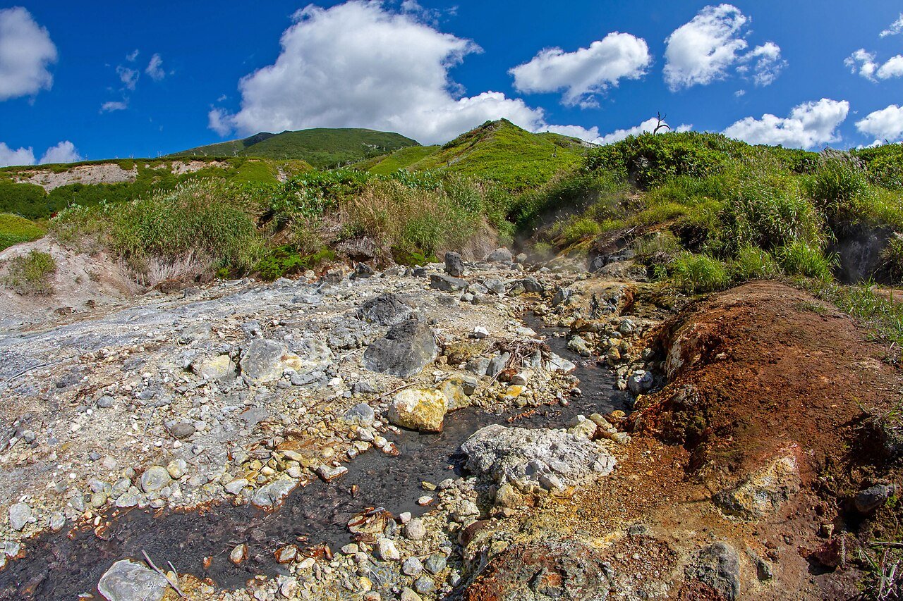 Il paesaggio vulcanico dell’isola di Iturup/Etorofu, nelle Curili meridionali.