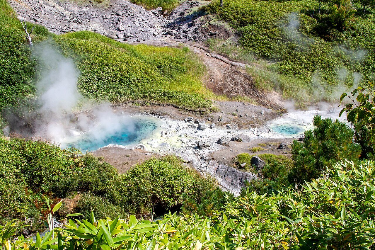 Le acque termali dei Blue Lakes, sull’isola di Iturup/Etorofu.