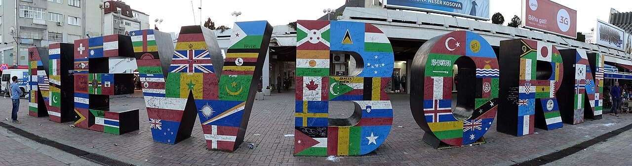 Il monumento NEWBORN a Pristina, simbolo della dichiarazione d’indipendenza.
