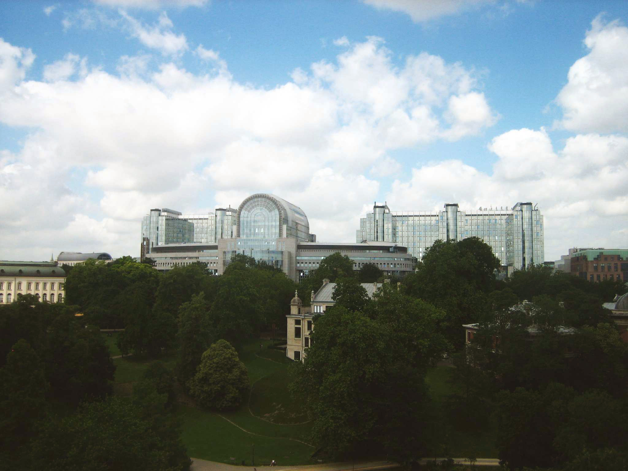 Il Parlamento europeo visto dal Parc Léopold, Bruxelles. Fotografia di contesto, 2008.
