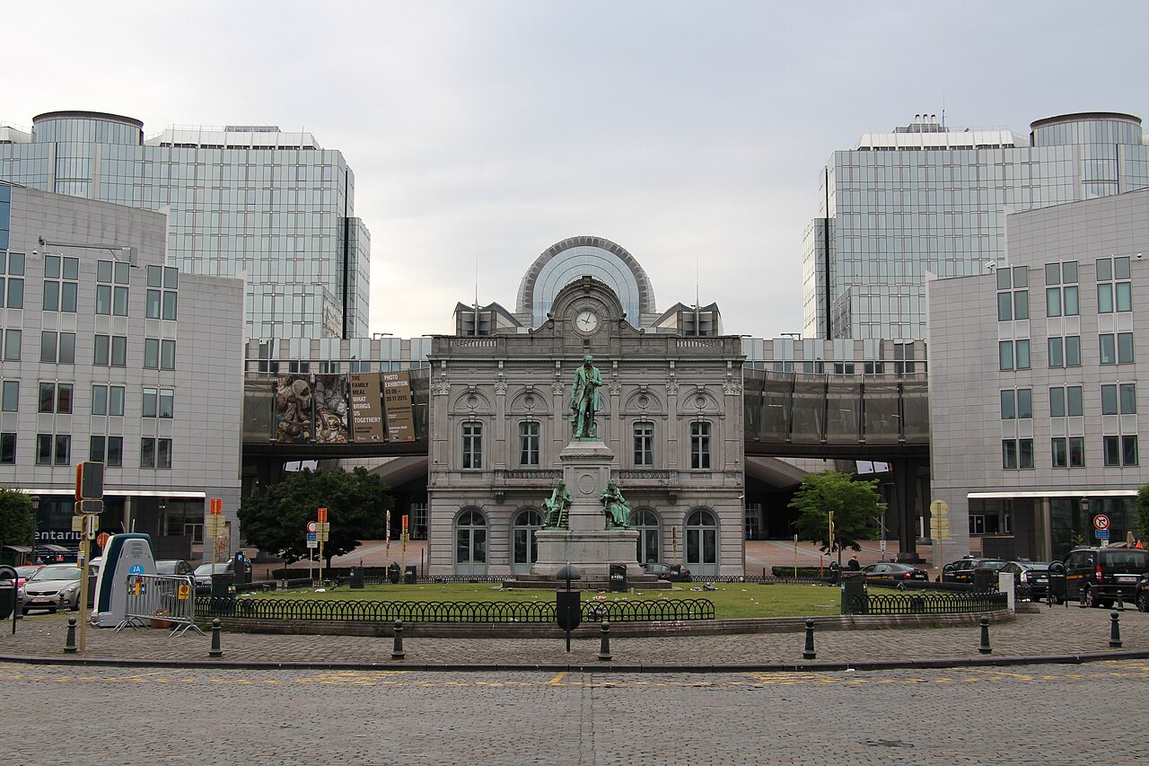 Il Parlamento europeo visto da Place du Luxembourg, con la facciata della vecchia stazione e il monumento a John Cockerill.